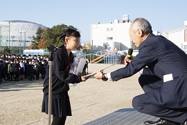 【学長賞】附属名古屋小学校 2年2組<br>足立百合亜さんと野田学長