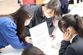 大学生と一緒に読書速度の測定。（視覚障害者のアセスメント）