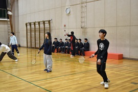 大学生の実技を解説してもらいます。（スポーツⅡ）