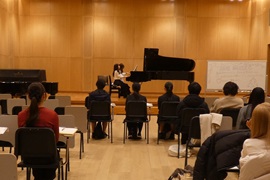 学生の演奏に耳を傾けます。（ピアノ実習Ⅱ）
