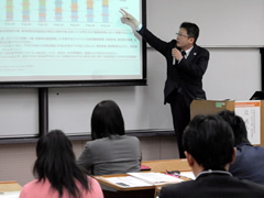 文部科学省の辻課長補佐による講演の様子