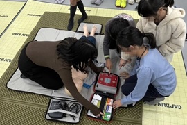 実際にAEDを触り、使い方を学びます！