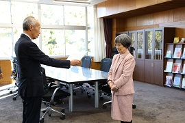 野田敦敬学長から三輪喜代子氏へ感謝状贈呈