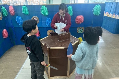 本部企画教室「ゆうしゃになってぼうけん」にて遊ぶ様子