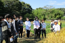 近藤末男さんの説明に聞き入る学生