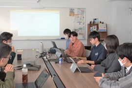 審査会に向け、打ち合わせ