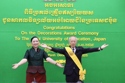 受賞の喜びを分かち合うキム・セタニー常任長官と野田敦敬学長