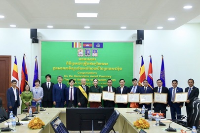 カンボジアの関係者への感謝状贈呈