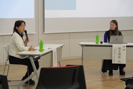 福本氏と真島聖子学長補佐の対談の様子