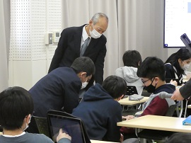 生徒の様子を見る野田学長