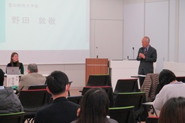 あいさつする野田敦敬学長