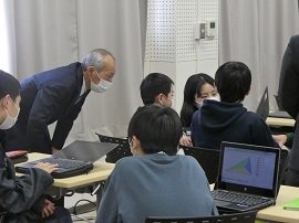 生徒の様子を見る野田学長