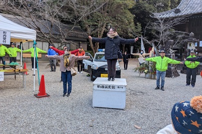 準備体操で体を温めます