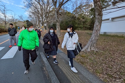 学内を地域の方とウォーキング
