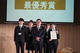 最優秀賞チームの「チーム・Pasco」のメンバーと大村秀章知事。研究員の高山隼汰さん（左端）