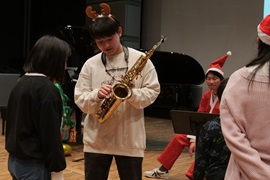 学生の持つ楽器にも興味津々です
