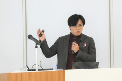 話題提供する小塚良孝副学長