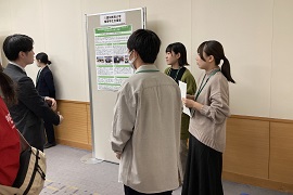 実践発表の質問に応じるてくてくの学生