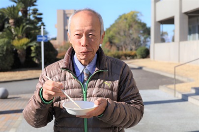 ぜんざいを味わう野田敦敬学長