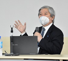 講演を行う観山正見学長