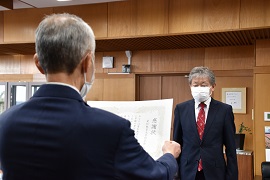 野田敦敬学長から市野聖治会長へ感謝状贈呈