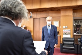 岩山勉理事から野田学長へ感謝状贈呈