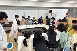 何の形に切ろうかな？<br>
（光の不思議）
