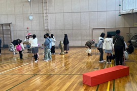 こうやって音を出すんだ！
<br>（楽器体験会）
