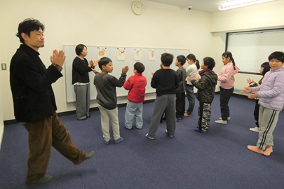 まずは曲に合わせて手をたたこう♪