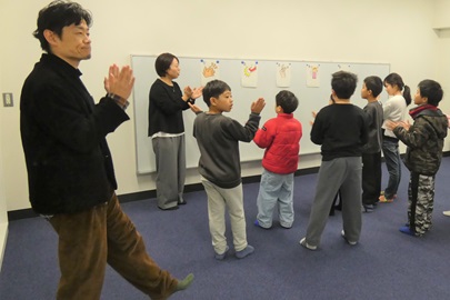 曲に合わせて手をたたこう♪