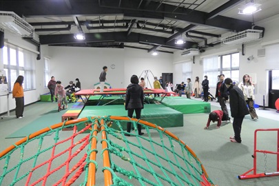 思い思いに遊ぶ子どもたち