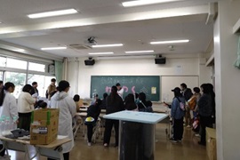 訪問科学実験わくわくによる企画の様子
