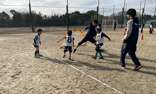 サッカースクール（小学校低学年）でミニゲームを楽しむ様子