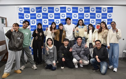 司会役の留学生たち