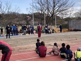 あいさつする陸上競技部の学生