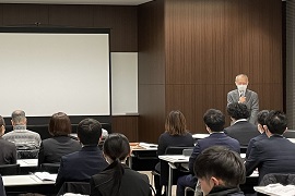 あいさつをする野田敦敬学長