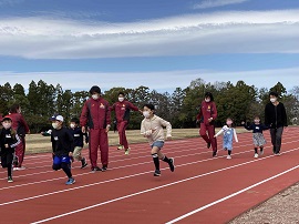 学生と一緒に走る子どもたち