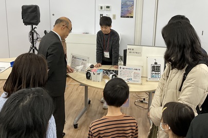 モノづくり部門最優秀賞の黒田さんの｢超シカク傘立て｣デモの様子