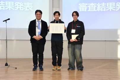  審査委員長の中池竜一准教授とKSKのメンバー