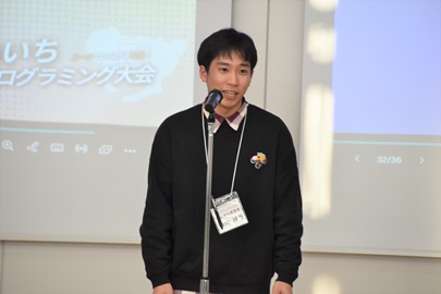 頑張りをたたえる学生運営委員長の細川祥吾さん