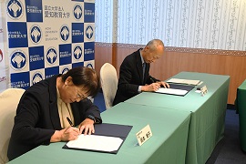協定書への署名を行う両学長