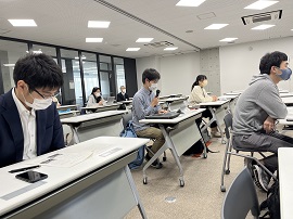 発表するプログラム代表学生