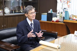 受賞報告をする森崎教授