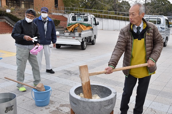 杵を手にする野田敦敬学長