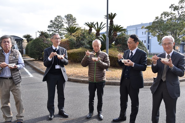 温かいぜんざいに舌鼓を打つ学長、理事