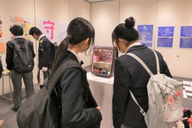 附属図書館で開催中の美術専攻卒業展を夢中で見学