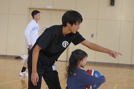 高校生と楽しくボール遊び