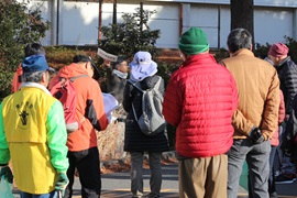 説明に耳を傾ける参加者