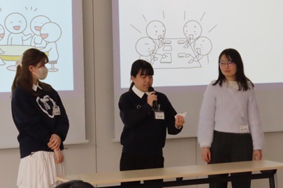 趣旨説明をする運営の学生たち