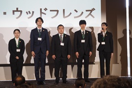 「チーム・ウッドフレンズ」の成果発表を行う<br>峠谷歌音さん（右端）